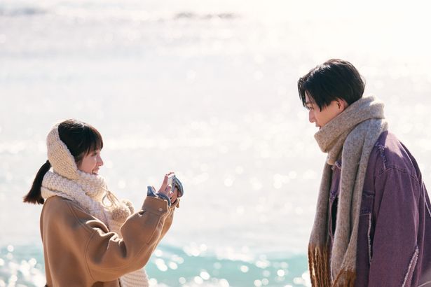 【写真を見る】原作でも大人気の海辺で写真を撮り合う千明を昴の姿を捉えたカットも！