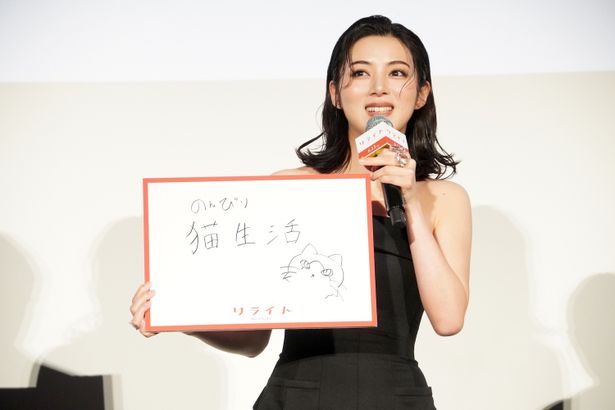「猫とおうちでのんびり暮らすのが幸せ」と笑顔
