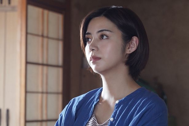 【写真を見る】池田エライザ演じる未来から来た転校生、保彦との約束を果たして小説家になった美雪