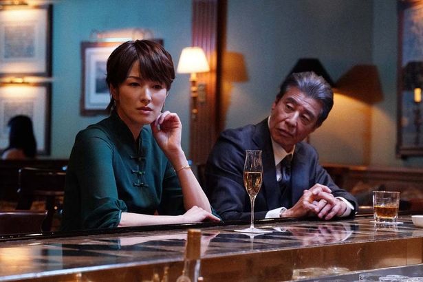 謎めいた女性、ステラ・リーを吉瀬美智子が演じる