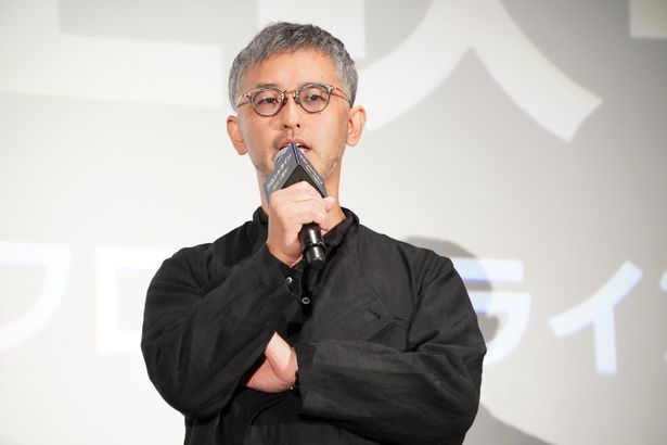 『フロントライン』初日舞台挨拶に登壇した関根光才監督
