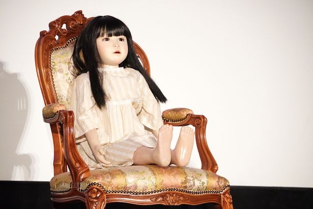 人形のアヤちゃんも初日を喜んでいた様子
