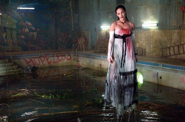 【写真を見る】悪魔の儀式のいけにえになった美女が、男たちを次々と襲う！続編は「露骨で血みどろで怖い作品に」