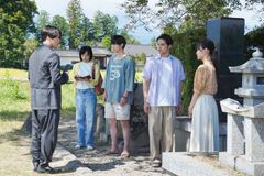 水上恒司、山下美月＆宮舘涼太共演『火喰鳥を、喰う』正体不明の謎に翻弄される人々を収めた場面写真