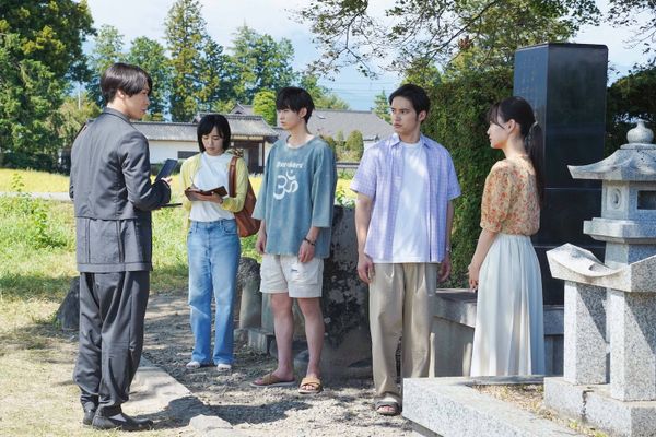 水上恒司、山下美月＆宮舘涼太共演『火喰鳥を、喰う』正体不明の謎に翻弄される人々を収めた場面写真