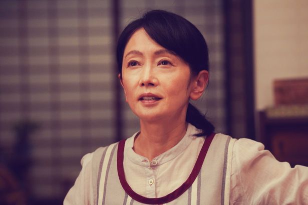 雄司の母、伸子(麻生祐未)