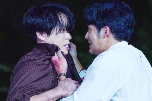【写真を見る】睨み合い掴みかかる雄司(水上恒司)と北斗(宮舘涼太)