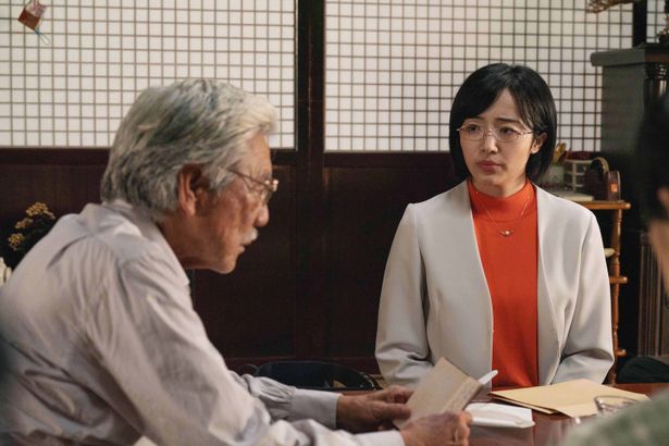 森田望智演じる記者の与沢