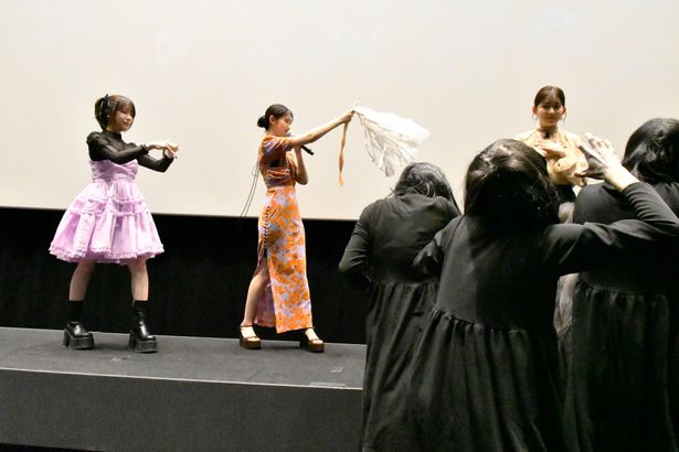【写真を見る】劇場内に霊が大量発生！ピンチに陥った久間田琳加を、原菜乃華＆なえなのが救う