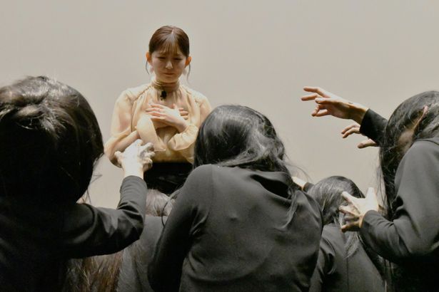 会場に突如出現した霊たちは、一目散に久間田のもとへ…