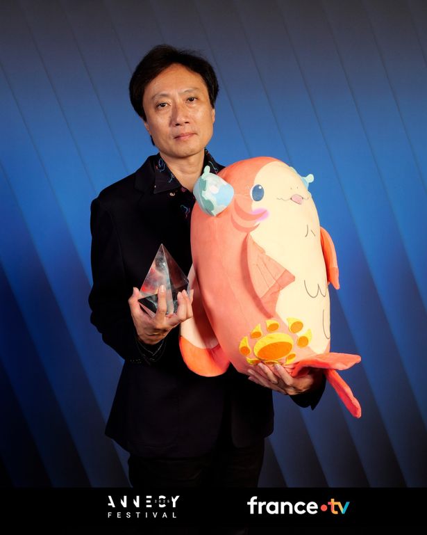 アヌシー市長にイラスト入りのサインも進呈した青木監督