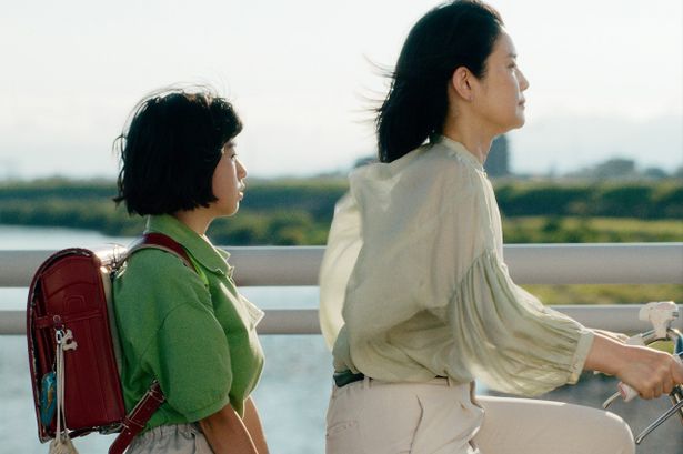 『ルノワール』で主人公のフキ役に鈴木唯、母の詩子役に石田ひかり