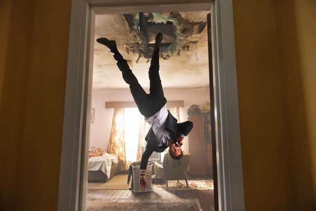 『Mr.ノボカイン』でジャック・クエイドが生まれつき痛みを感じない男、ノボカイン役を熱演