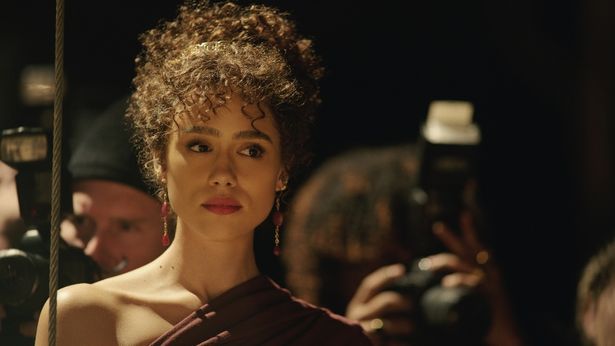 カエサルの思いに共感し、彼の元で働き始めるキケロの娘、ジュリア・キケロ(ナタリー・エマニュエル)