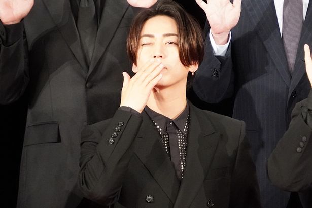 【写真を見る】亀梨和也、『でっちあげ　～殺人教師と呼ばれた男』レッドカーペットで投げキッス！