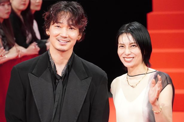 渾身作だと胸を張った綾野剛。共演の柴咲コウとにっこり