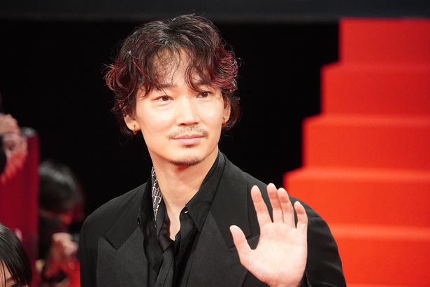 亀梨との対決シーンが「印象にしっかりと残っています」と語った綾野剛