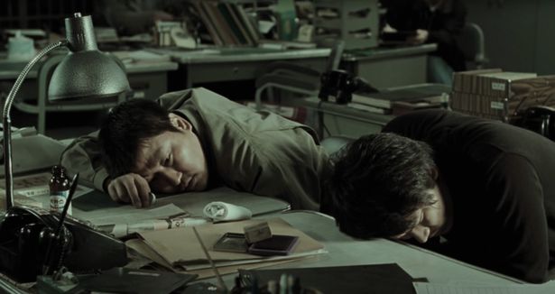 連続殺人事件の捜査は難航、2人の刑事はなかなか真相にたどり着くことができない…