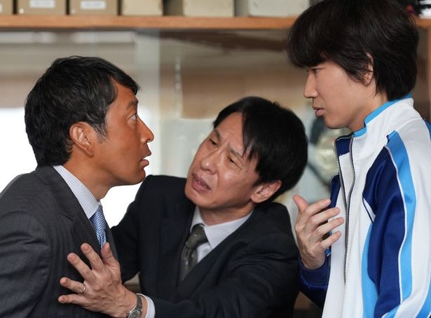 迫田孝也演じる律子の夫、拓馬も学校に乗り込んでくる
