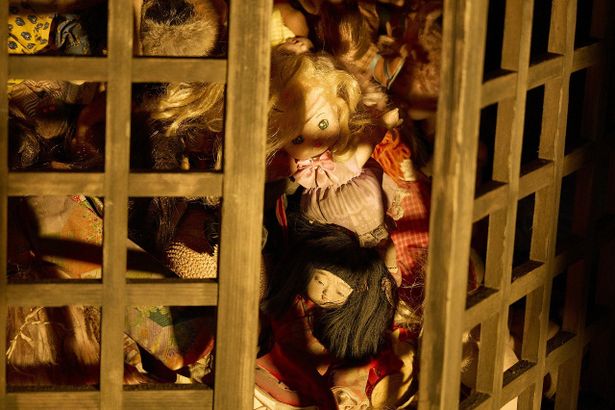 【写真を見る】不気味すぎる！人形だらけの祠