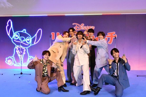 【写真を見る】Travis Japan、7人の仲の良さが伝わるポージングで笑顔！