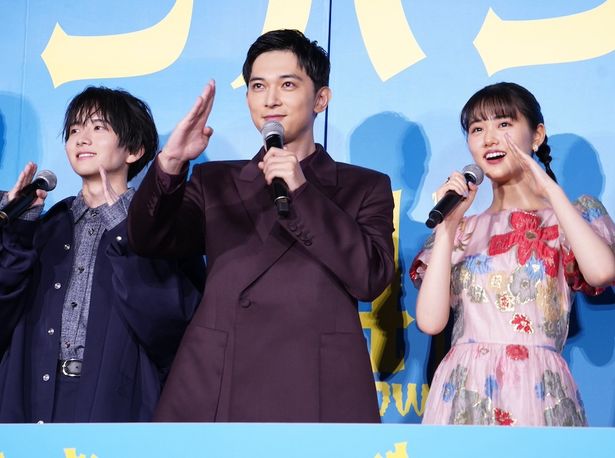 【写真を見る】板垣李光人考案の「バババポーズ」をする吉沢亮、板垣、原菜乃華。