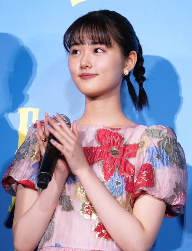 ピンクのキュートなドレスで登場