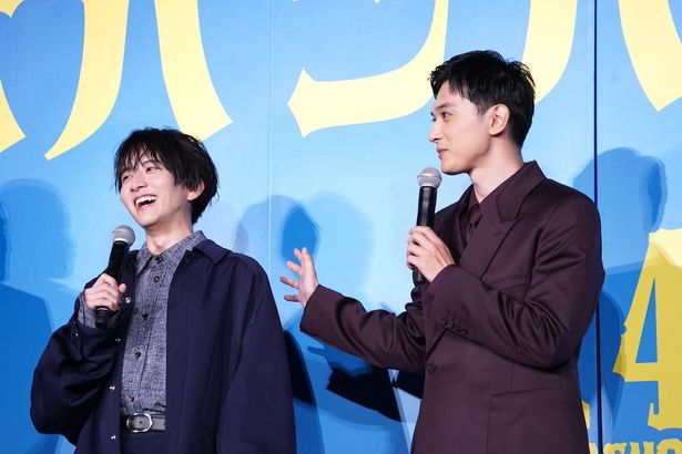 撮影時を思い出し、笑いが止まらない二人
