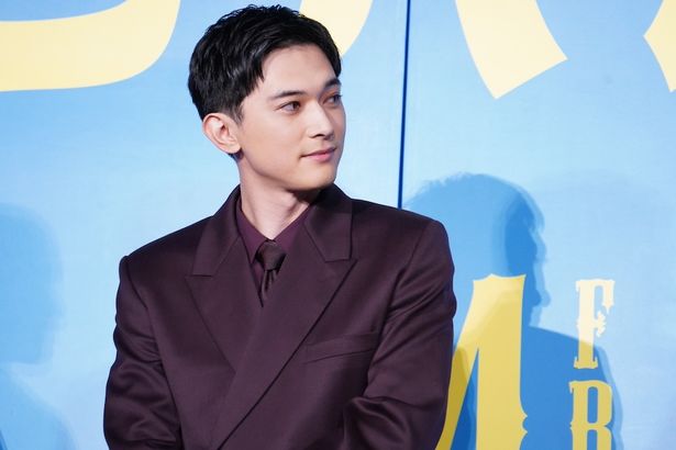 共演者のトークに耳を傾ける吉沢