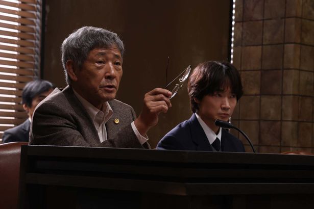  唯一の味方である弁護士の湯上谷とともに裁判で戦う