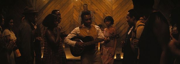  サミーのギター・プレイにより、現在・過去・未来のブラック・ミュージックが交わるシーンは本作の白眉だ