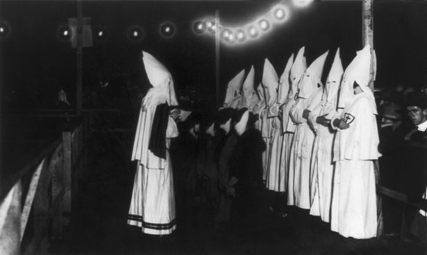 三角白頭巾で白装束のイメージが強い、白人至上主義団体クー・クラックス・クラン(略称KKK)