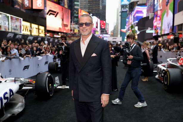 【写真を見る】ブラッド・ピットが自らF1マシンを操縦！そのテクニックとリアリティに、現役ドライバーたちからも絶賛の声