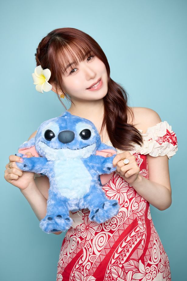 【写真を見る】大好きな作品『リロ&スティッチ』への参加に感激しきりのMOMONA、ハワイの雰囲気たっぷりの撮り下ろし写真