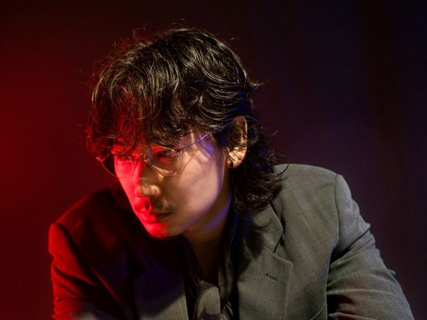 【写真を見る】深みを増し続ける俳優、綾野剛を撮りおろし