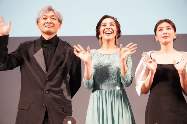 会場に手を振ったアリッサ・チア、サヘル・ローズ、YOUNG DAIS