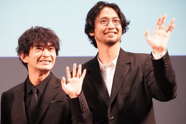 長編映画初監督を務めた米倉強太監督、お披露目の日を迎えて笑顔！