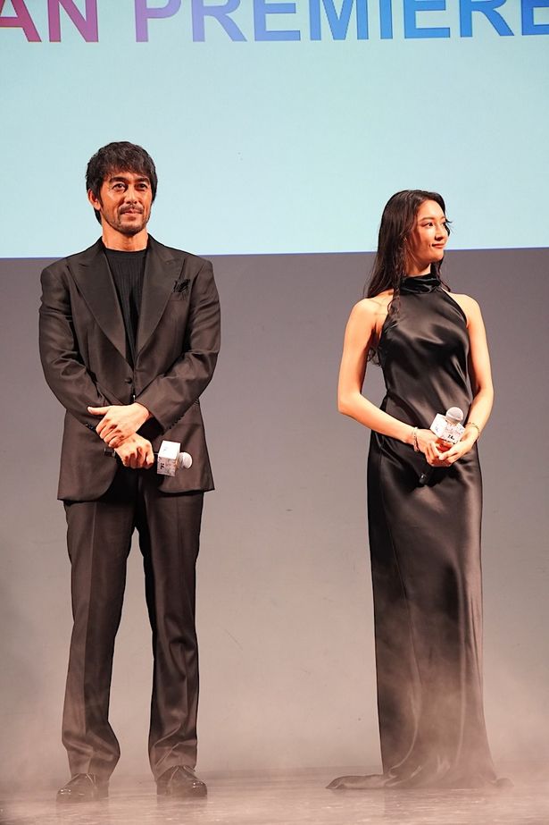 【写真を見る】菜々緒、美しいブラックドレス姿を披露