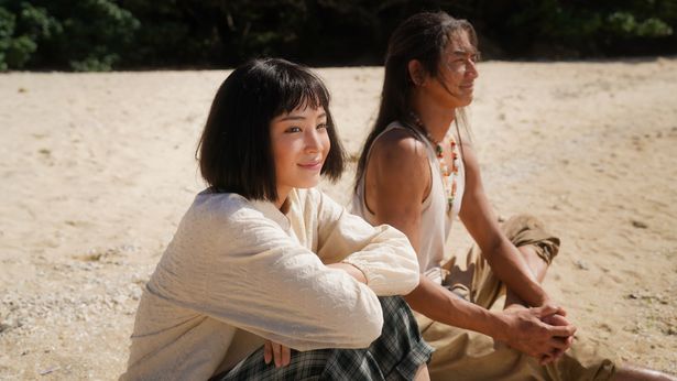 砂浜でお互いの未来について語り合うオンとヤマコ