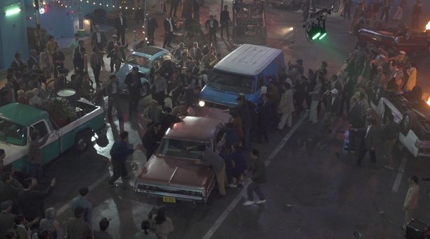 セットのど真ん中で車が正面衝突!?大迫力の撮影現場を徹底レポ―ト