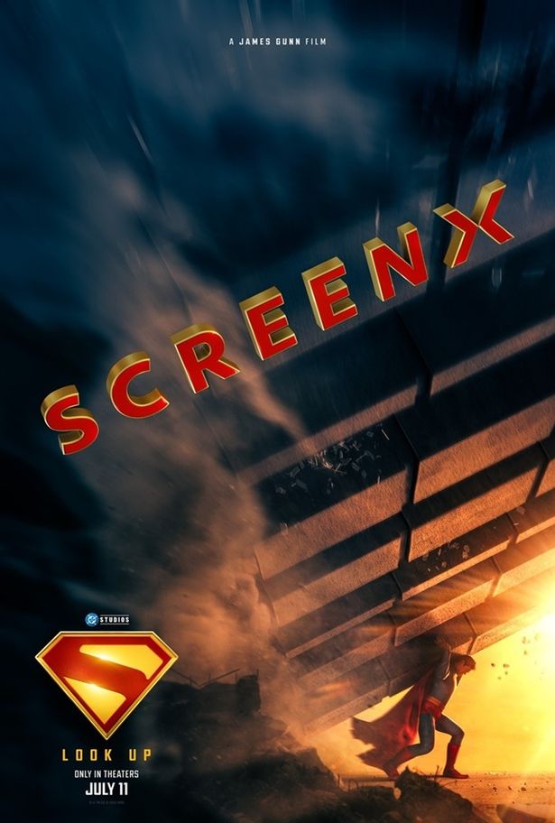 ビルを身一つで支えるスーパーマンらしい姿を捉えたScreenX版ポスタービジュアル
