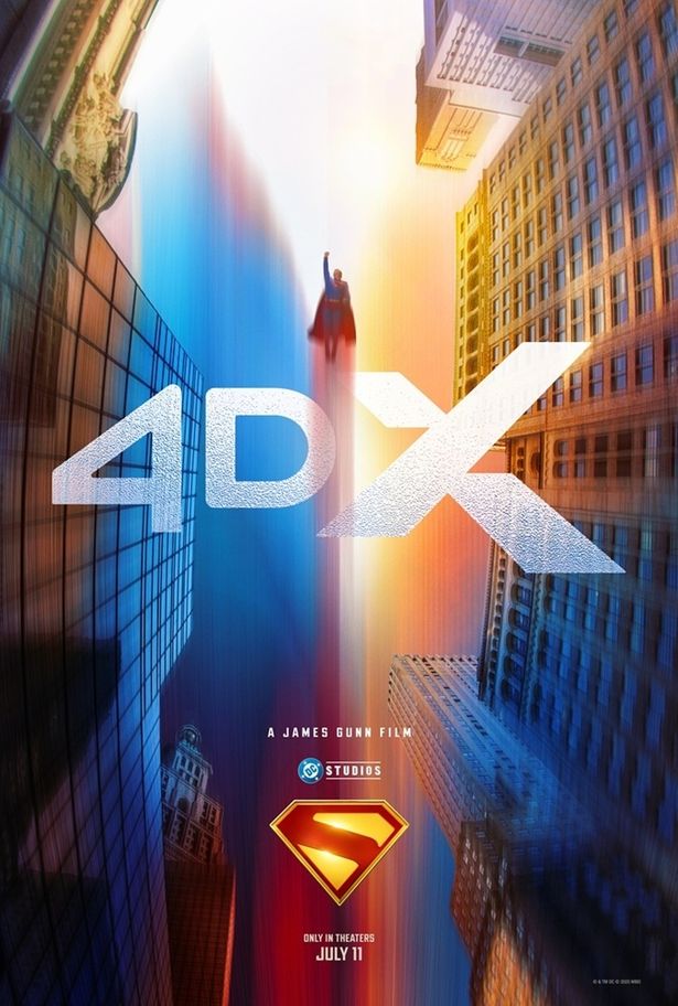ビルの間を颯爽と駆け抜けるスーパーマンを写した4DX版ポスタービジュアル