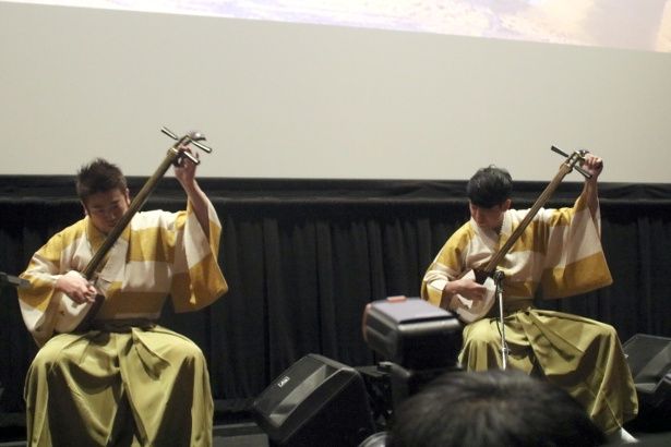 吉田兄弟が三味線の演奏を披露