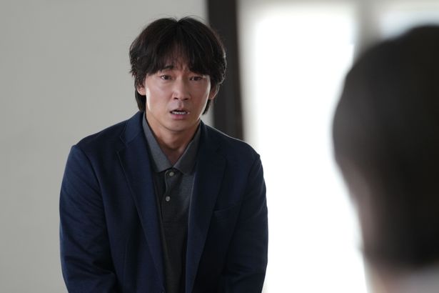 【写真を見る】教育委員会で停職6か月の処分を言い渡され、追い込まれる薮下(綾野剛)