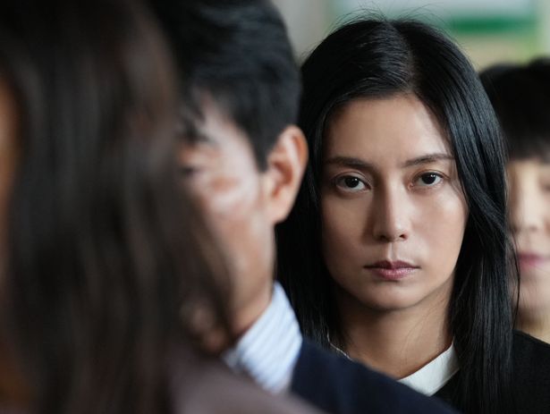 大勢の保護者が参加する説明会で、被害を訴える律子(柴咲コウ)