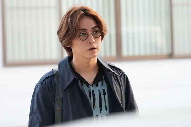 薮下家の前で、薮下本人の帰宅を待ち伏せする鳴海(亀梨和也)