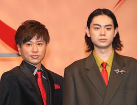 『火花』で漫才コンビを演じた菅田将暉と川谷修士(2丁拳銃)