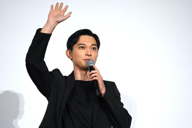 【写真を見る】映画『国宝』の大ヒット御礼舞台挨拶で観客に鑑賞回数を問いかける主演の吉沢亮