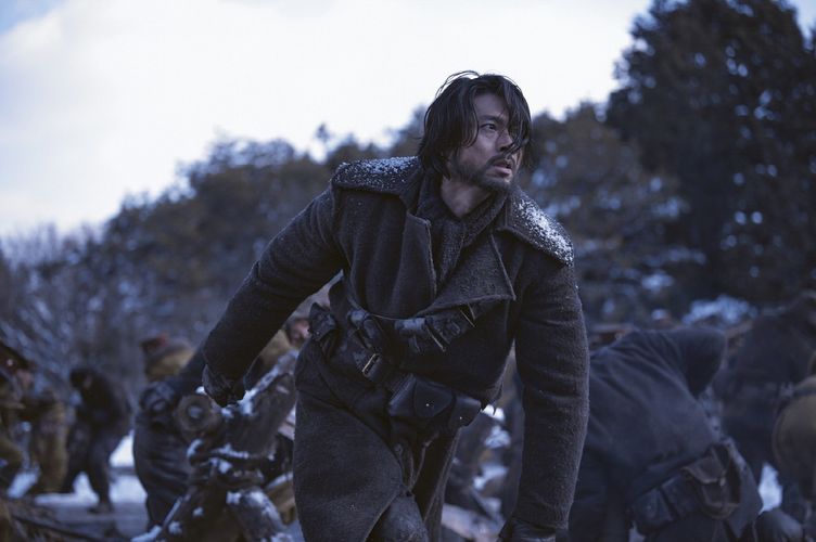 ヒョンビン主演、リリー・フランキー共演作『ハルビン』決死の奇襲戦！重要シーン映した本編映像