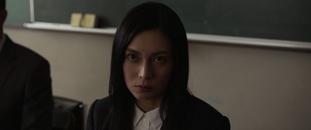 【写真を見る】刺すような視線が怖い！薮下を追い詰めていく保護者の氷室律子(柴咲コウ)